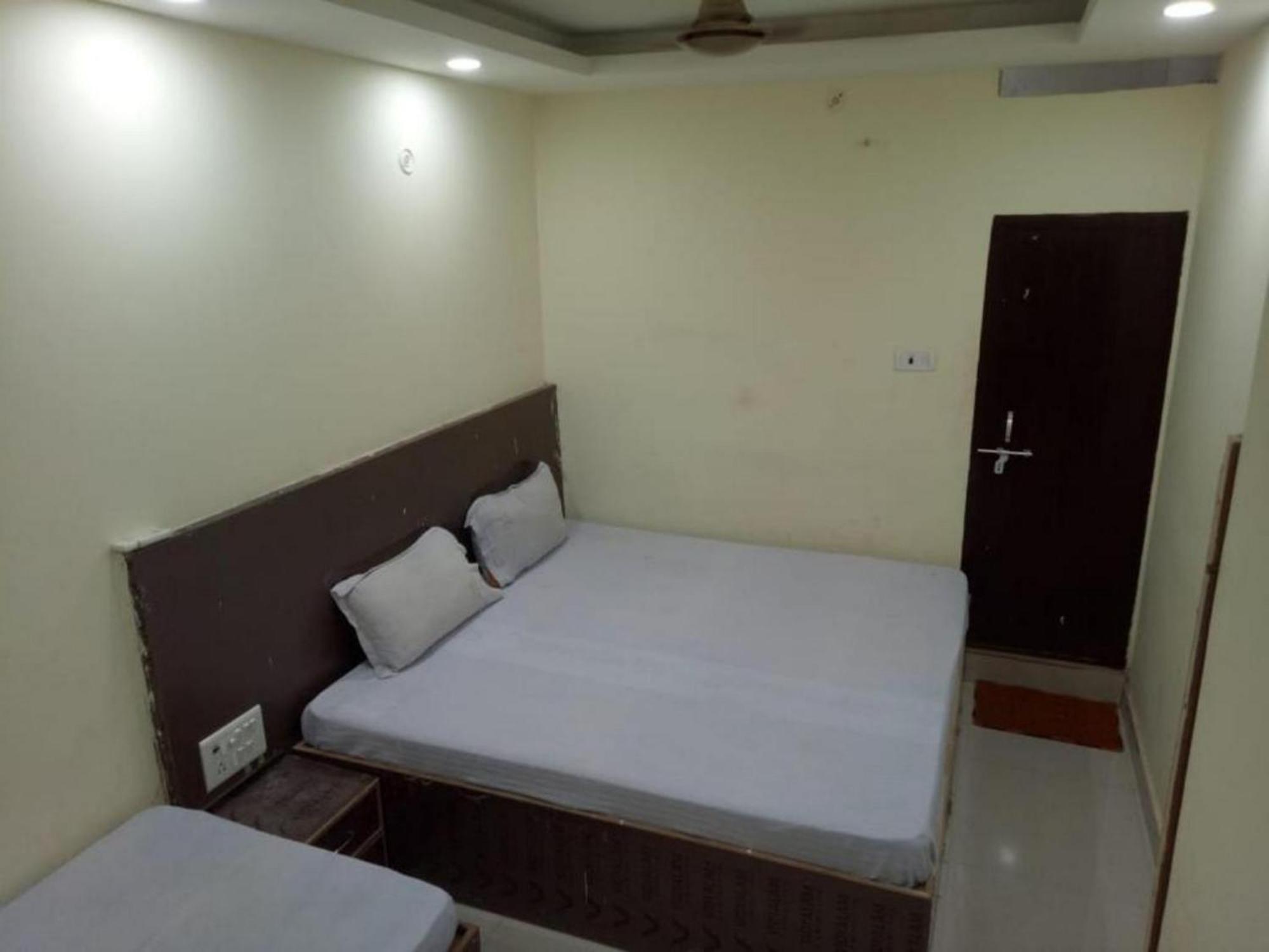 Hotel Swastik Guest House Varanasi - Perfect Location And Comfortable Room Exterior foto